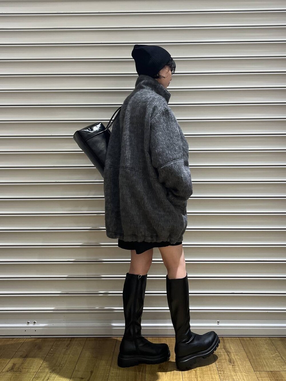 グレー系のその他アウター、ブラック系のその他パンツ、ブラック系のブーツを着用したレディースの秋コーディネートの3枚目の写真