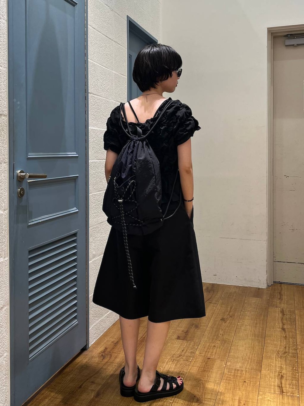 ブラック系のシャツ/ブラウス、ブラック系のその他パンツ、ブラック系のサンダルを着用したレディースの夏コーディネートの3枚目の写真