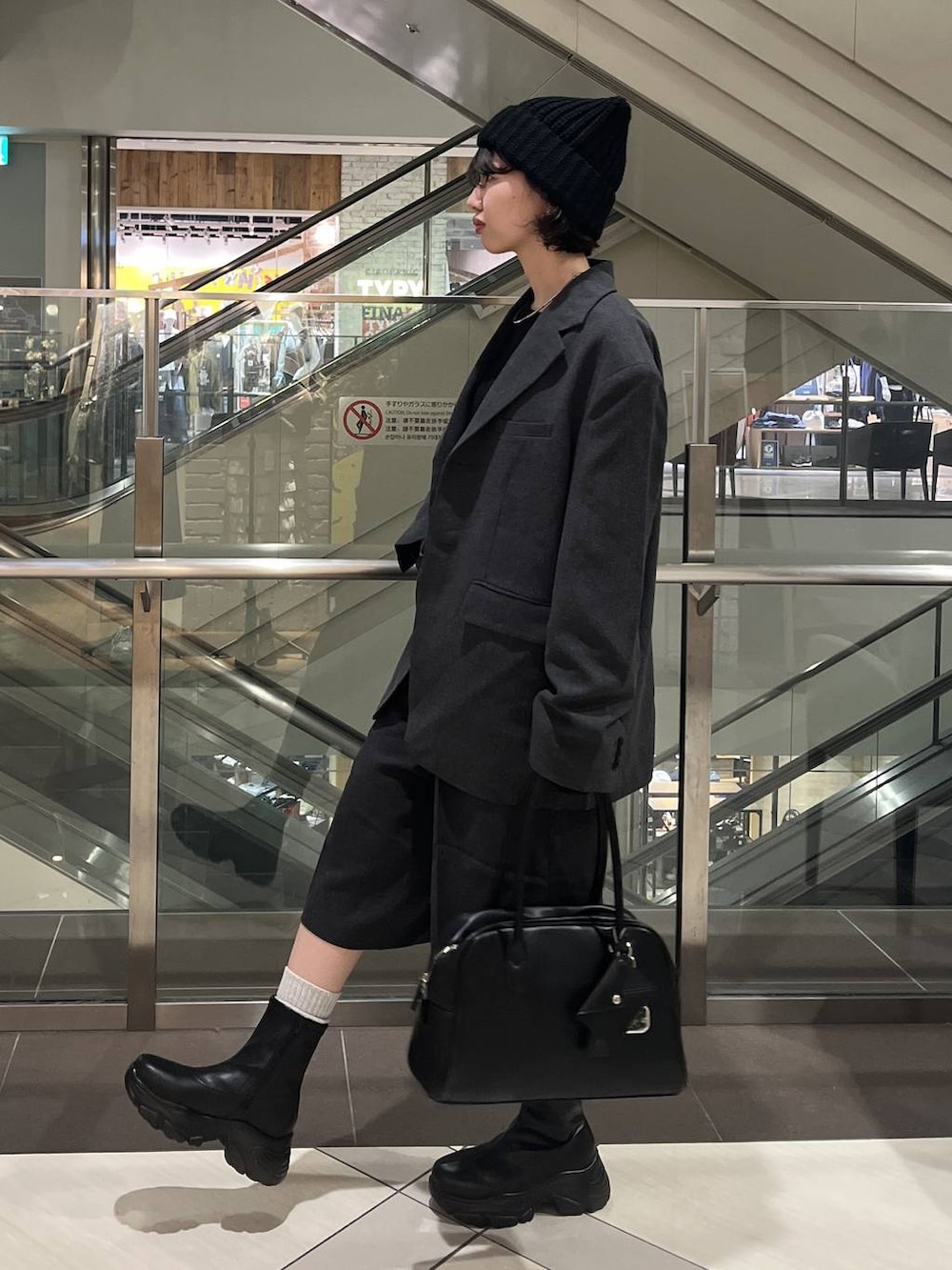 ブラック系のブーツ、グレー系のテーラードジャケット、グレー系のその他パンツを着用したレディースの秋コーディネートの2枚目の写真