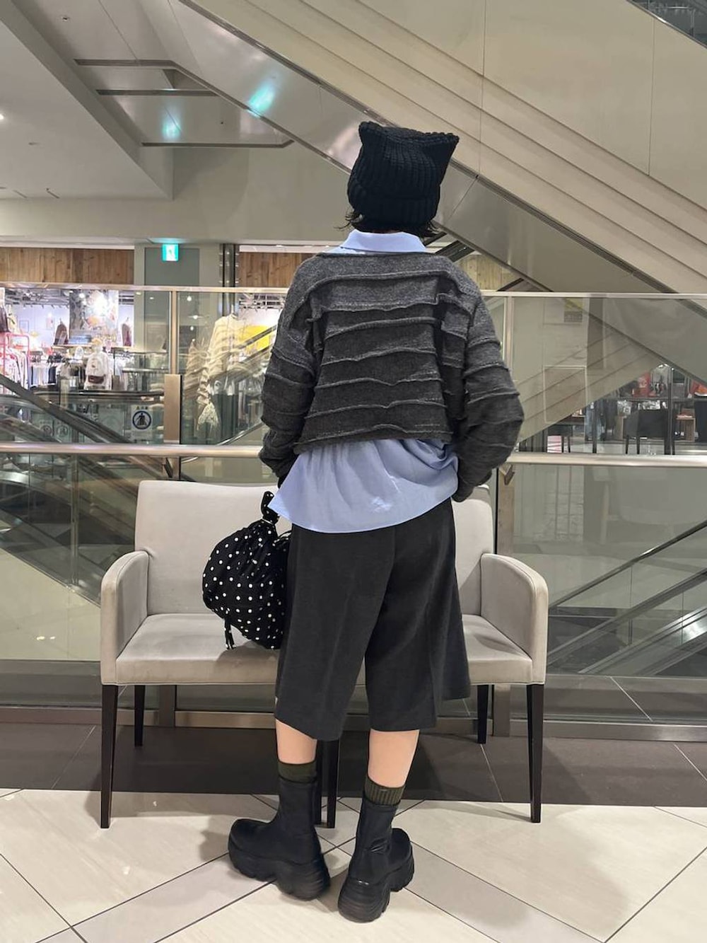 ブラック系のブーツ、グレー系のその他パンツ、ブルー系のシャツ/ブラウスを着用したレディースの秋コーディネートの4枚目の写真