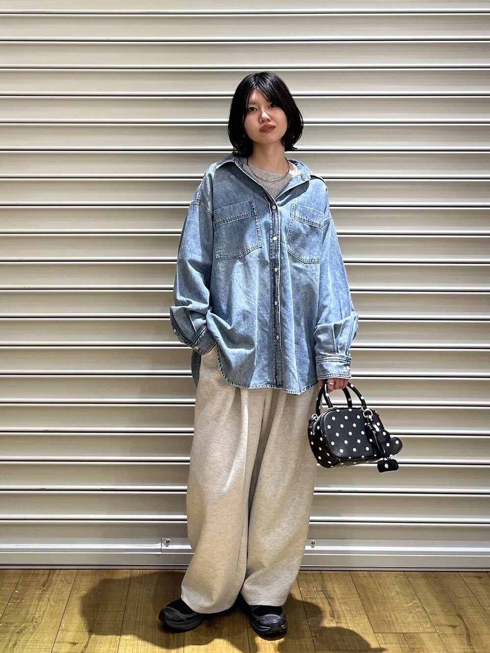 グレー系のスウェットパンツ、その他のボストンバッグ、ブルー系のシャツ/ブラウスを着用したレディースの冬コーディネートの3枚目の写真