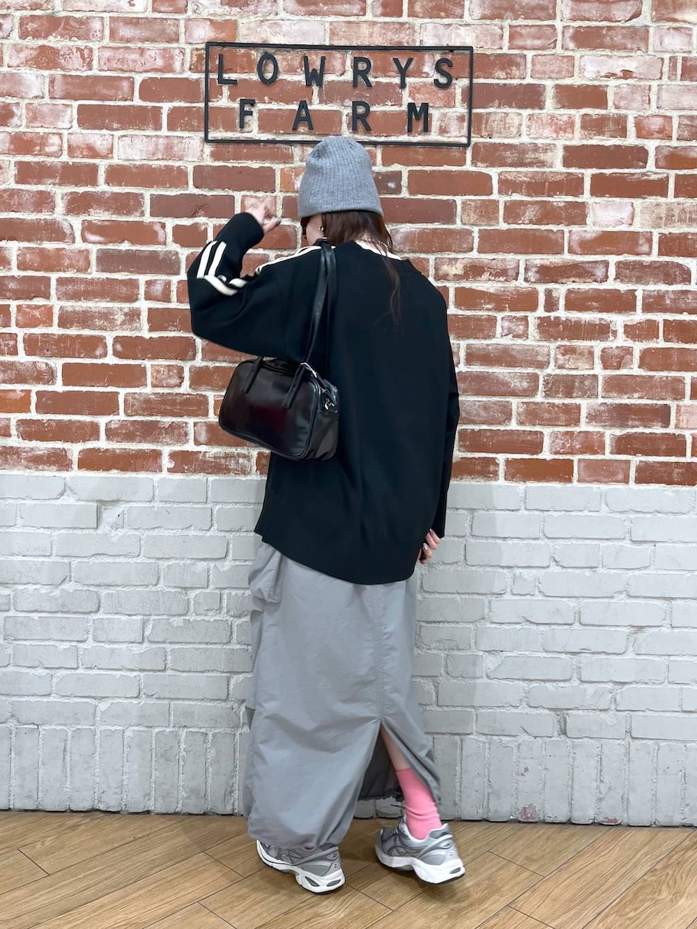 ブラック系のハンドバッグ、グレー系のスカート、ブラック系のカーディガン/ボレロを着用したレディースの春コーディネートの3枚目の写真