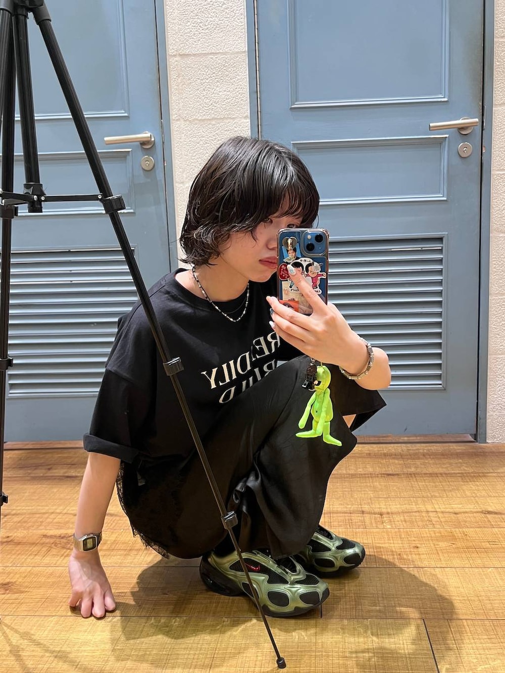 ブラック系のスカート、ブラック系のボディバッグ/ウエストポーチ、ブラック系のTシャツ/カットソーを着用したレディースの春コーディネートの2枚目の写真