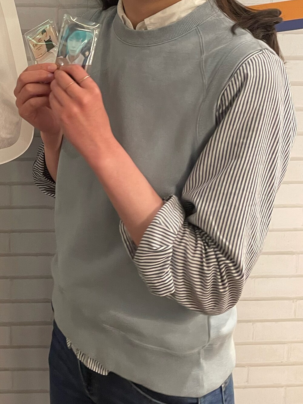 ブルー系のデニムパンツ、ブルー系のシャツ/ブラウス、ブルー系のベストを着用したレディースの春コーディネートの3枚目の写真