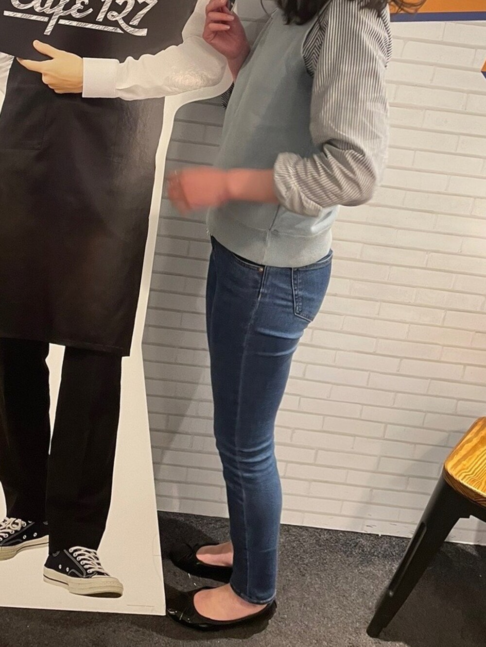 ブルー系のデニムパンツ、ブルー系のシャツ/ブラウス、ブルー系のベストを着用したレディースの春コーディネートの2枚目の写真