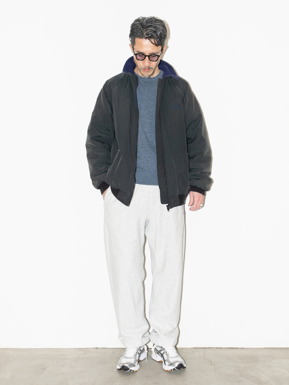 ブラック系のジャケット/アウター、グレー系のパンツ、その他のシューズを着用したメンズの冬コーディネートの3枚目の写真