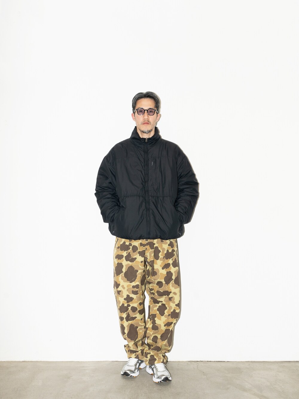 その他のパンツ、その他のシューズ、グレー系のジャケット/アウターを着用したメンズの冬コーディネートの3枚目の写真