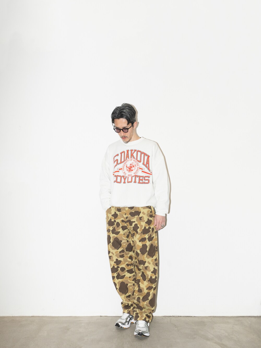 その他のパンツ、その他のシューズ、グレー系のジャケット/アウターを着用したメンズの冬コーディネートの4枚目の写真