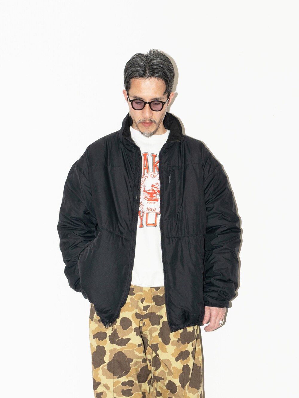 その他のパンツ、その他のシューズ、グレー系のジャケット/アウターを着用したメンズの冬コーディネートの2枚目の写真