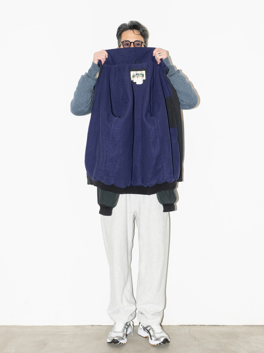 ブラック系のジャケット/アウター、グレー系のパンツ、その他のシューズを着用したメンズの冬コーディネートの4枚目の写真