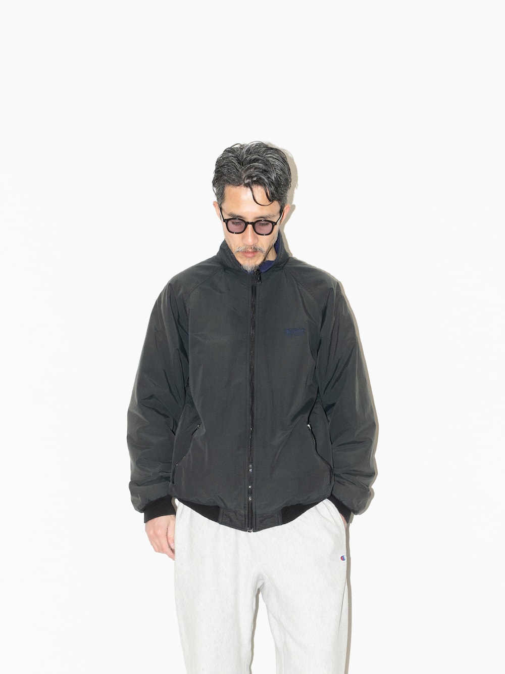 ブラック系のジャケット/アウター、グレー系のパンツ、その他のシューズを着用したメンズの冬コーディネートの2枚目の写真