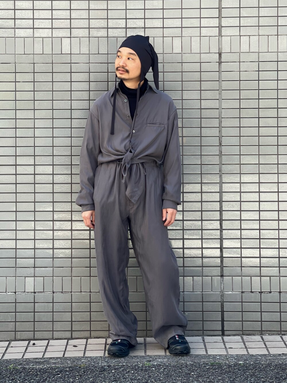 「yoke、TOIRONIER、SALOMON、sunsea」｜「ToironierのToironier/トワロニエ/Denim G-Jacket（デニムジャケット、ブラック系）」を使った、武士俣  淳(GARDEN 渋谷)さん（メンズ・163cm）の春コーディネートの4枚目の写真