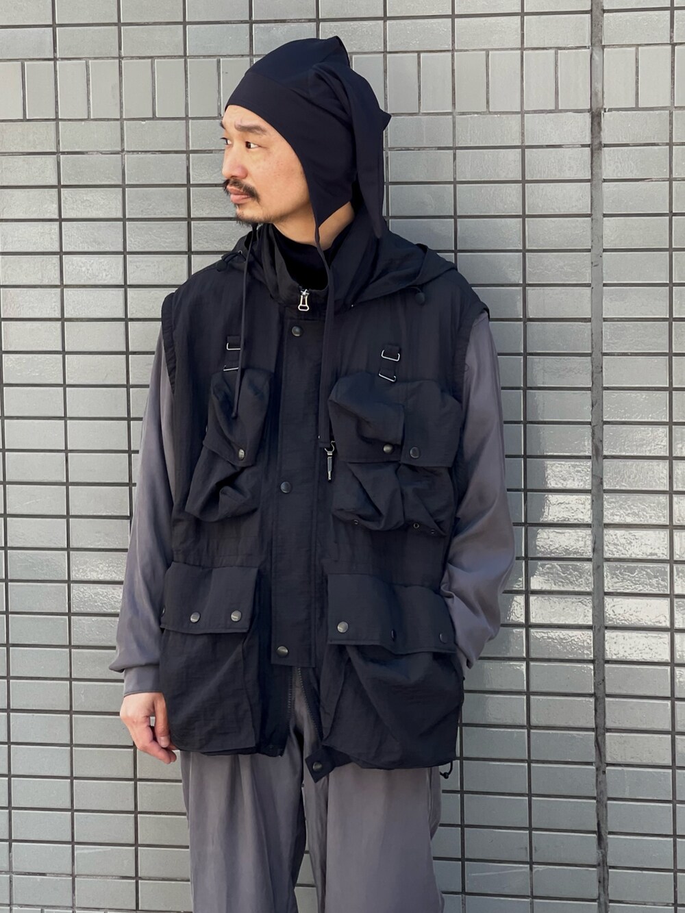 「yoke、TOIRONIER、SALOMON、sunsea」｜「ToironierのToironier/トワロニエ/Denim G-Jacket（デニムジャケット、ブラック系）」を使った、武士俣  淳(GARDEN 渋谷)さん（メンズ・163cm）の春コーディネートの2枚目の写真