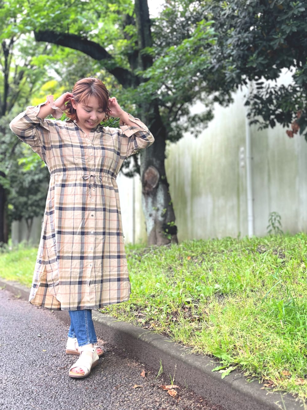 「サンダル、ラクチンコーデ、ゆるコーデ、オトナ女子、大人ファッション、オトナカジュアル、ワンピーススタイル、キレイめカジュアル、低身長レディースファッション、春、キレイめ、きれいめコーデ、低身長、150cm台コーデ、シャツワンピース」｜「Belle& Sofaのアイテム（サンダル、ホワイト系）」を使った、moeさん（骨格ナチュラル・レディース・151cm）の春コーディネートの3枚目の写真