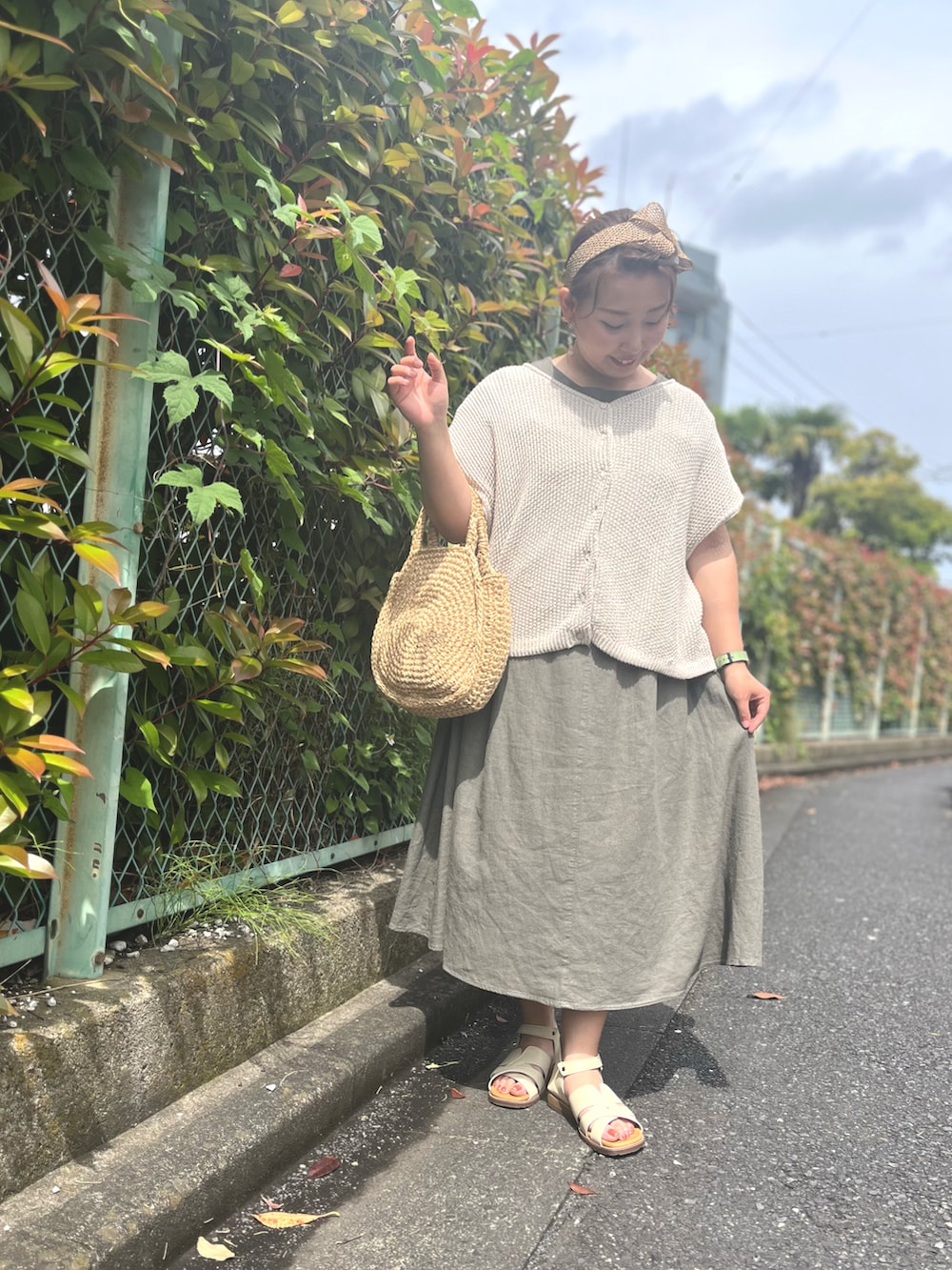 「カチューシャ、レイヤードスタイル、サンダル、きれいめコーデ、大人ファッション、楽チンコーデ、大人女子、低身長女子、低身長コーデ、大人コーデ、春服コーデ、グレー、古着MIX、150cm台コーデ、カーディガン」｜「自分でハンドメイドした麻バッグのアイテム（バッグ、ベージュ系）」を使った、moeさん（骨格ナチュラル・レディース・151cm）の春コーディネートの4枚目の写真