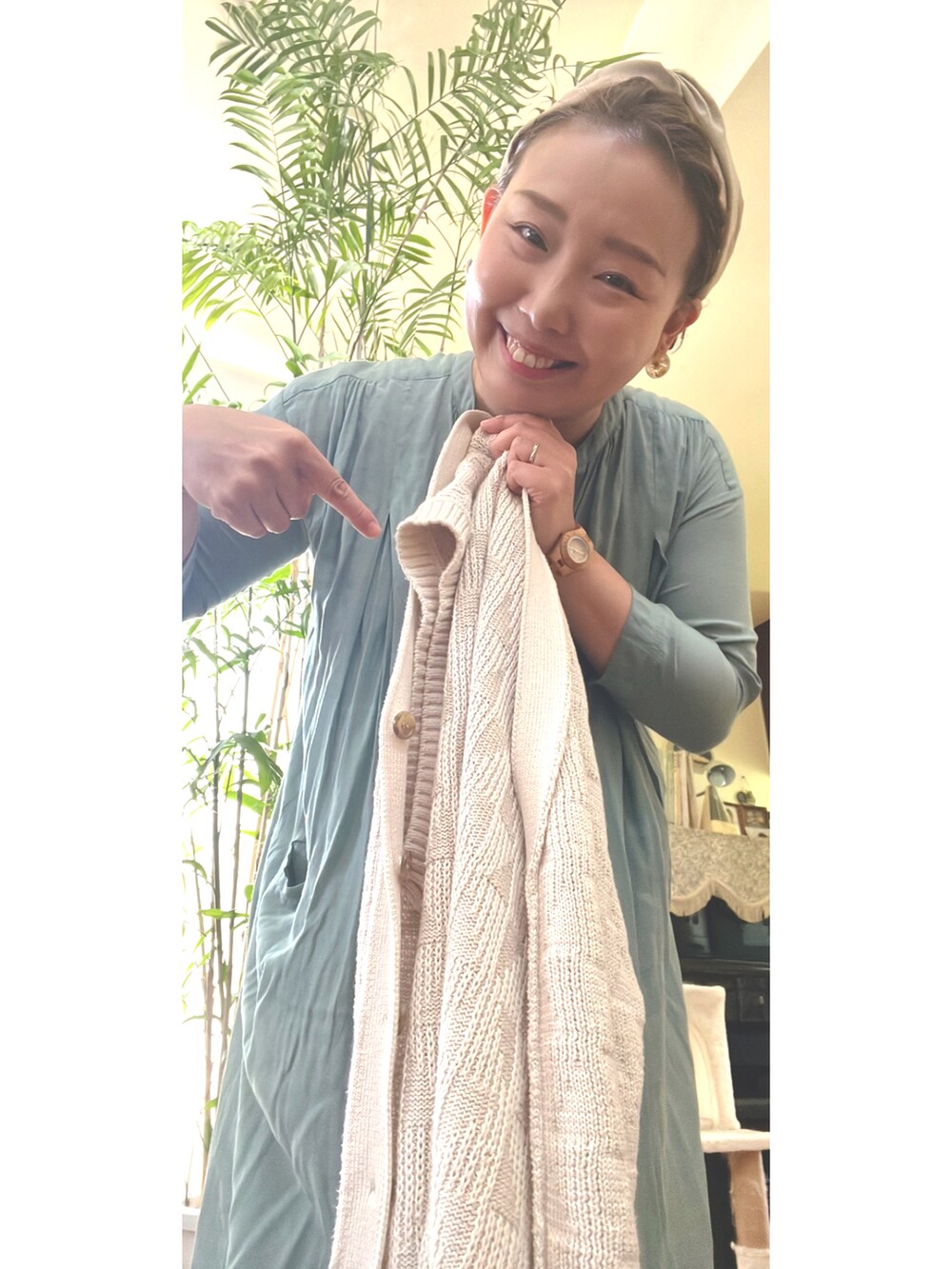 グリーン系のシャツワンピース、ホワイト系のベスト、その他の腕時計を着用したレディースの春コーディネートの3枚目の写真