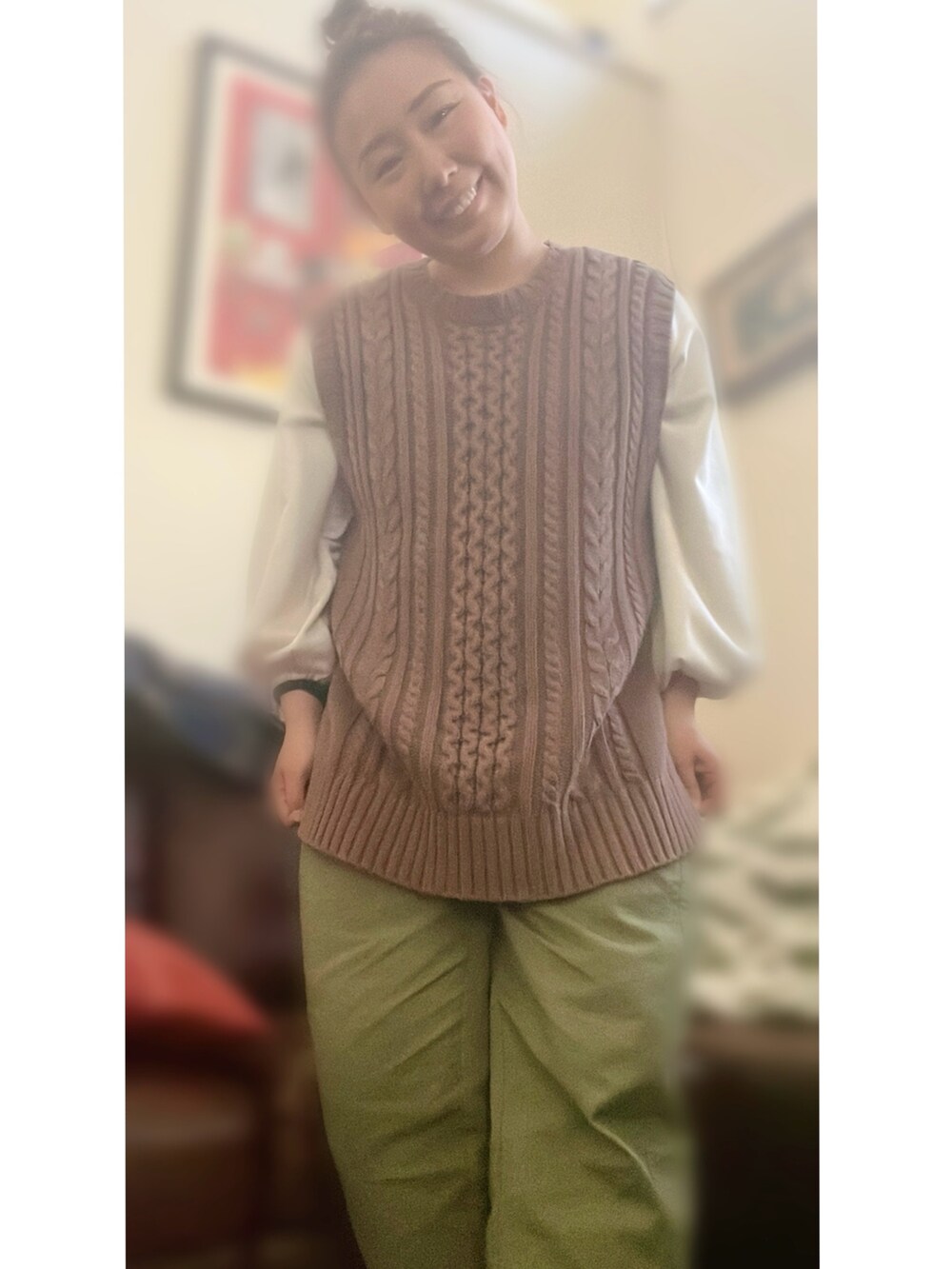 ブラウン系のベスト、グリーン系のその他パンツ、ホワイト系のTシャツ/カットソーを着用したレディースの春コーディネートの3枚目の写真