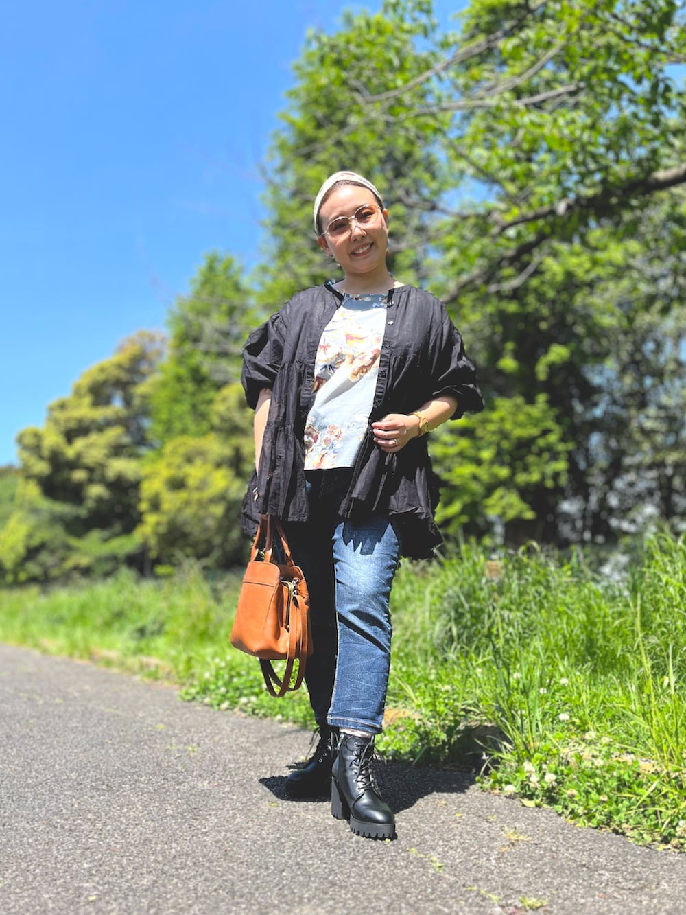 「最近のいい感じコーデ、レイヤードスタイル、春ファッション、デニムコーデ、夏服、大人コーデ、シンプル・ベーシック、夏、ブーツ、UVカット、シアーシャツ、シアートップス、厚底シューズ、お団子ヘアー、ヘアバンド」｜「classicalelfの春夏に大活躍！ふわり、風をまとう。3wayバルーンスリーブティアードシアーシャツ（シャツ/ブラウス、ブラック系）」を使った、moeさん（骨格ナチュラル・レディース・151cm）の春コーディネートの2枚目の写真
