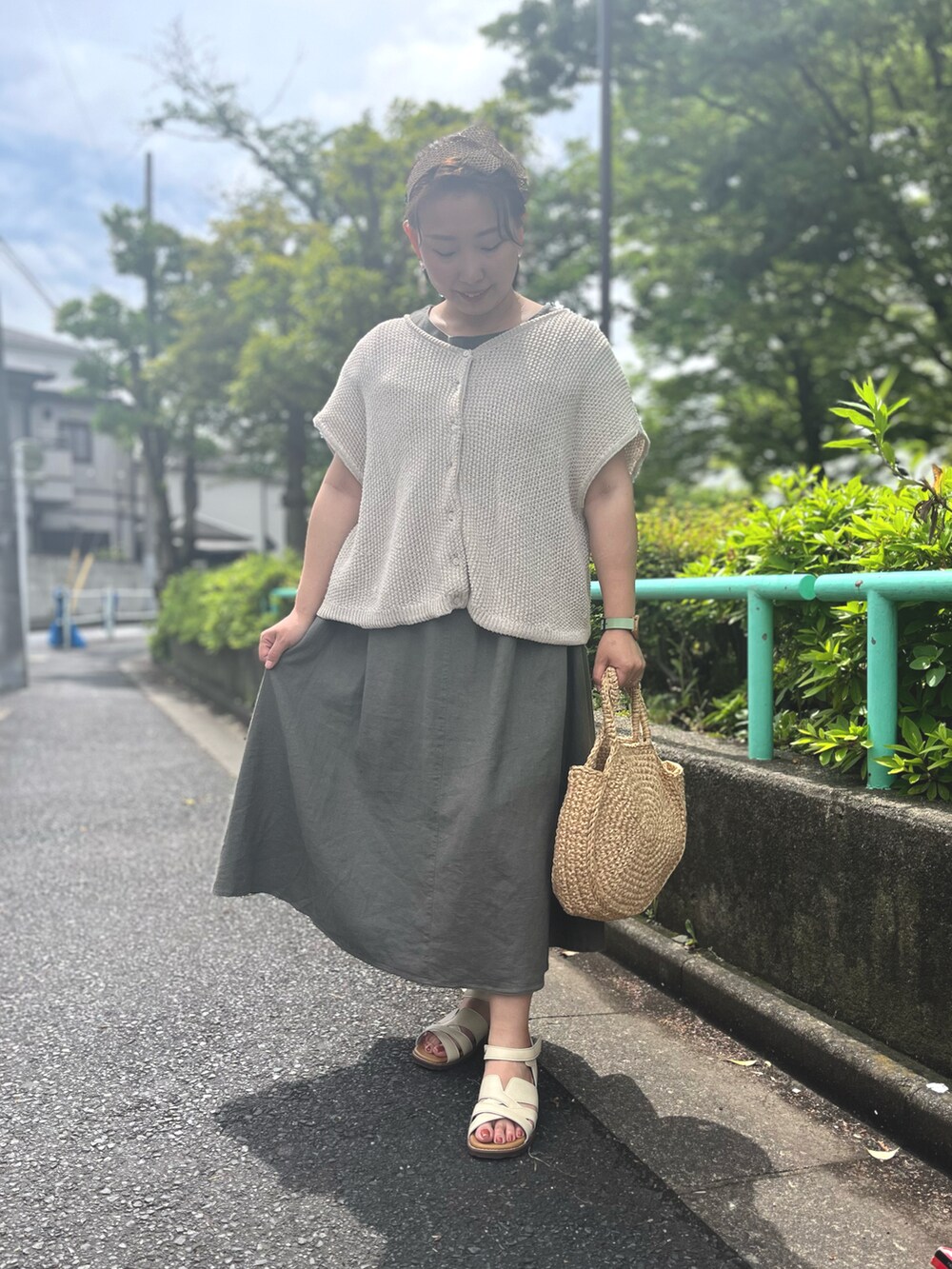 「カチューシャ、レイヤードスタイル、サンダル、きれいめコーデ、大人ファッション、楽チンコーデ、大人女子、低身長女子、低身長コーデ、大人コーデ、春服コーデ、グレー、古着MIX、150cm台コーデ、カーディガン」｜「自分でハンドメイドした麻バッグのアイテム（バッグ、ベージュ系）」を使った、moeさん（骨格ナチュラル・レディース・151cm）の春コーディネートの3枚目の写真