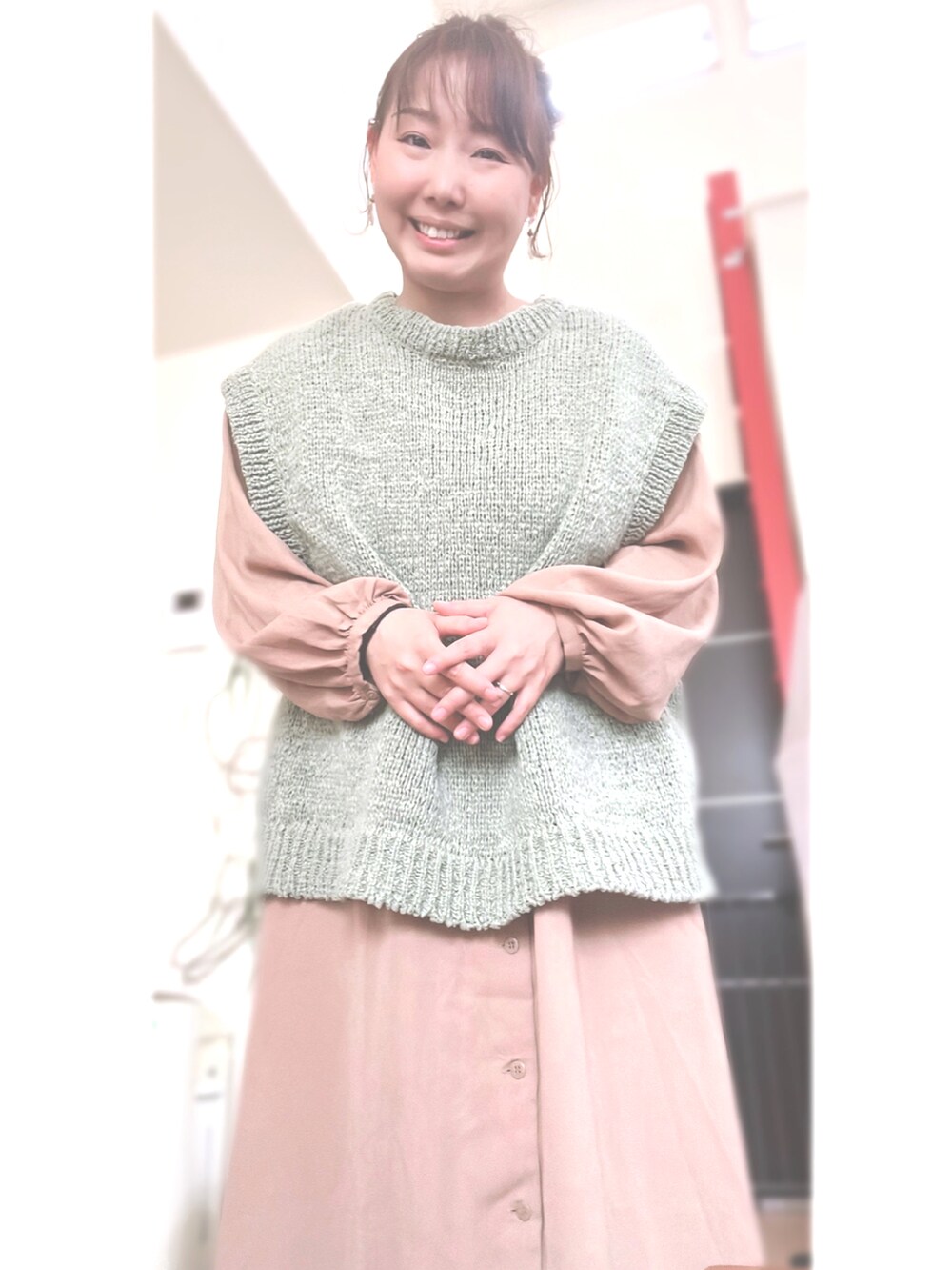 「春めき満開コーデ、春色、オトナ女子、ラクチンコーデ、ゆるコーデ、シンプルスタイル、デイリーカジュアル、おしゃれさんと繋がりたい、ベージュ、オトナカワイイ、カラーコーデ、低身長、低身長コーデ、150cm台コーデ、古着MIX」｜「GLOBAL WORKのVネックコートワンピース/766238（ワンピース、ベージュ系）」を使った、moeさん（骨格ナチュラル・レディース・151cm）の春コーディネートの2枚目の写真