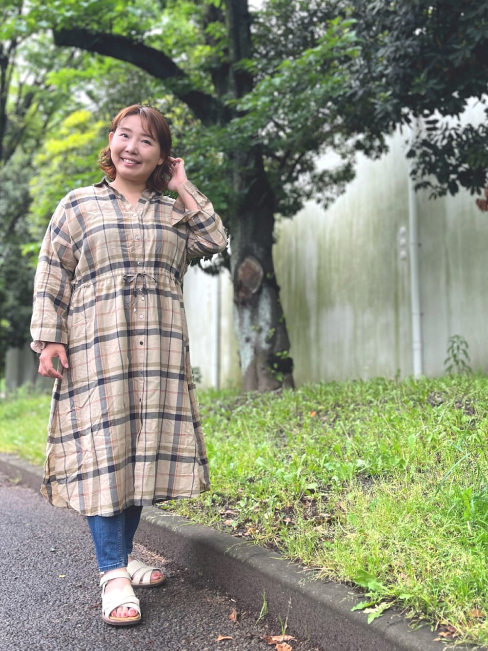 「サンダル、ラクチンコーデ、ゆるコーデ、オトナ女子、大人ファッション、オトナカジュアル、ワンピーススタイル、キレイめカジュアル、低身長レディースファッション、春、キレイめ、きれいめコーデ、低身長、150cm台コーデ、シャツワンピース」｜「Belle& Sofaのアイテム（サンダル、ホワイト系）」を使った、moeさん（骨格ナチュラル・レディース・151cm）の春コーディネートの2枚目の写真