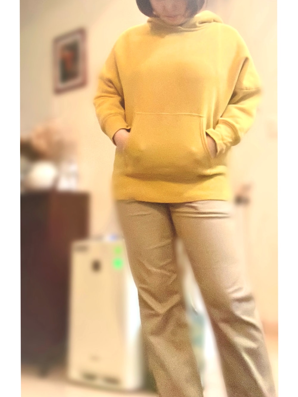 ブルー系のデニムジャケット、イエロー系のパーカー、ベージュ系のチノパンツを着用したレディースの春コーディネートの2枚目の写真