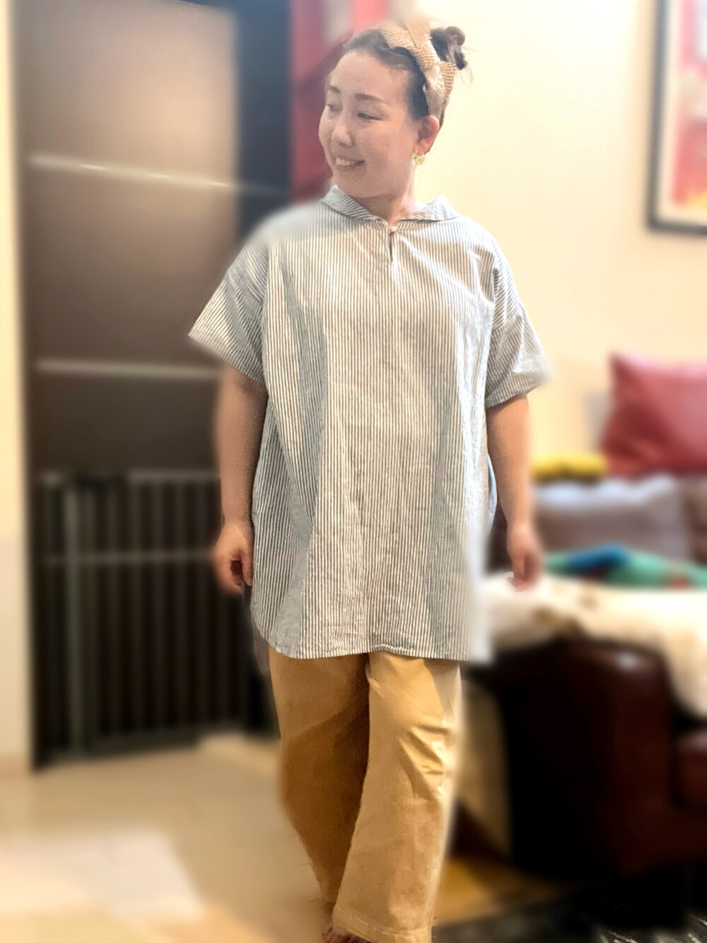 イエロー系のパンツ、ブルー系のシャツ/ブラウスを着用したレディースの春コーディネートの2枚目の写真