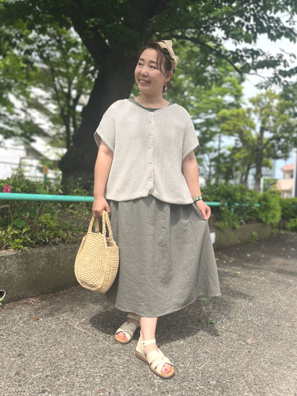 「カチューシャ、レイヤードスタイル、サンダル、きれいめコーデ、大人ファッション、楽チンコーデ、大人女子、低身長女子、低身長コーデ、大人コーデ、春服コーデ、グレー、古着MIX、150cm台コーデ、カーディガン」｜「自分でハンドメイドした麻バッグのアイテム（バッグ、ベージュ系）」を使った、moeさん（骨格ナチュラル・レディース・151cm）の春コーディネートの2枚目の写真