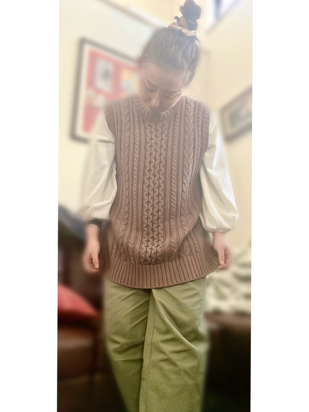 ブラウン系のベスト、グリーン系のその他パンツ、ホワイト系のTシャツ/カットソーを着用したレディースの春コーディネートの2枚目の写真