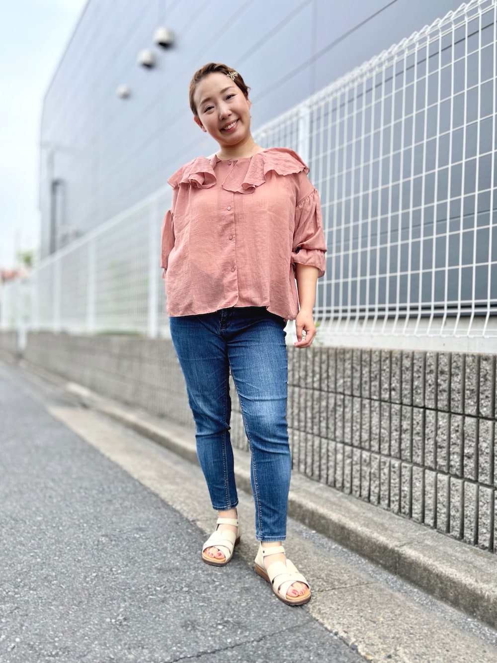 「サンダル、ピンクシャツ、オトナカワイイ、今日のコーデ、カジュアルガーリー、大人ガーリー、デニムパンツ、春カラー、夏コーデ、古着MIX、ブラウスコーデ、おでかけ、フレアブラウス、低身長、150cm台コーデ」|「classicalelfの大人なシアー魅せ。2wayラッフルフリルビッグカラーシアー素材ブラウス(シャツ/ブラウス、ブラウン系)」を使った、moeさん(骨格ナチュラル・レディース・151cm)の春コーディネートの2枚目の写真