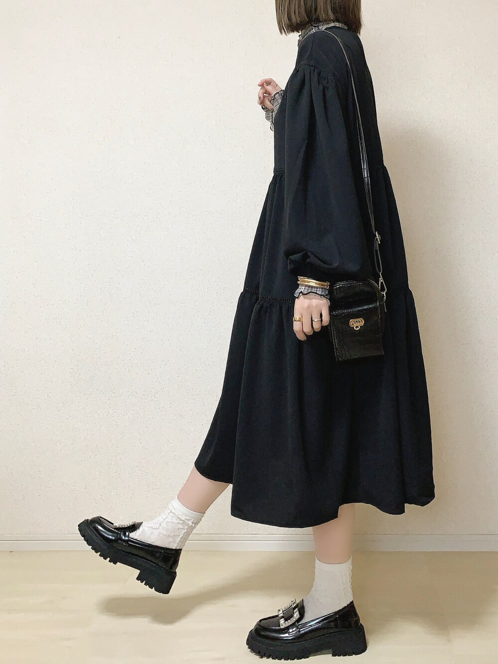 グレー系のTシャツ/カットソー、ブラック系のショルダーバッグ、ブラック系のワンピースを着用したレディースの春コーディネートの3枚目の写真