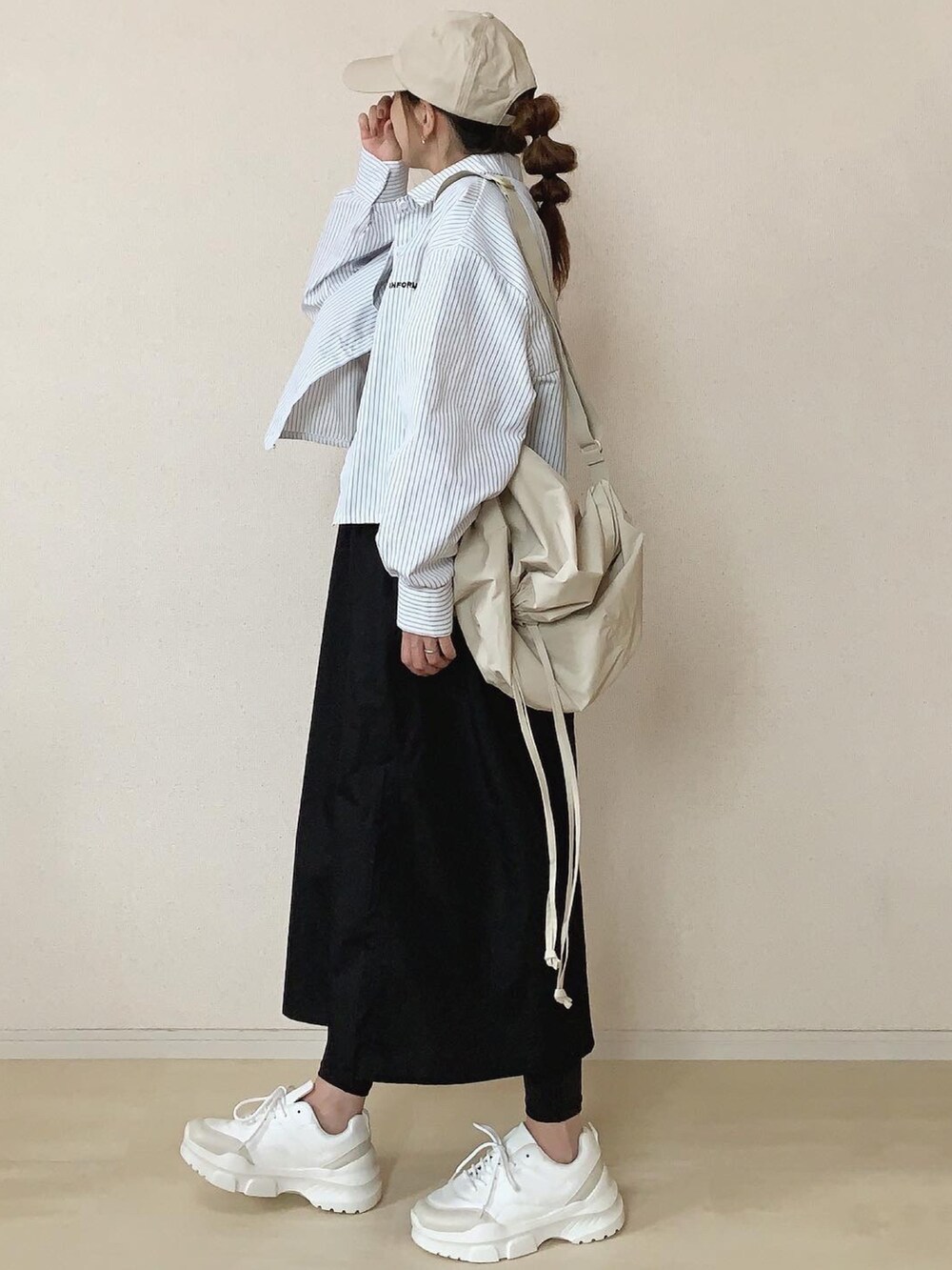 ブルー系のシャツ/ブラウスを着用したレディースの春コーディネートの2枚目の写真