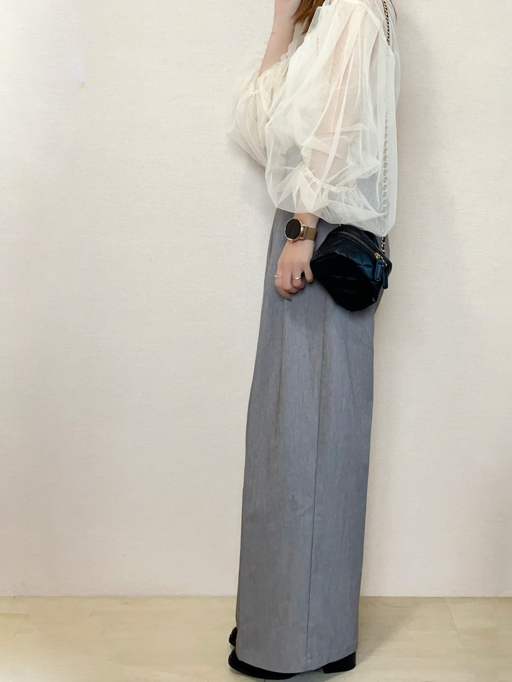 ホワイト系のシャツ/ブラウス、グレー系のその他パンツを着用したレディースの冬コーディネートの2枚目の写真