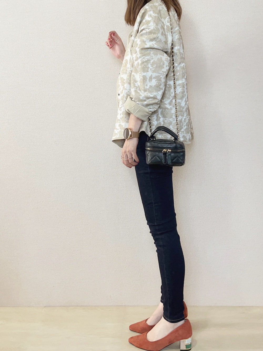 ホワイト系のシャツ/ブラウス、ホワイト系のTシャツ/カットソー、オレンジ系のパンプスを着用したレディースの秋コーディネートの3枚目の写真