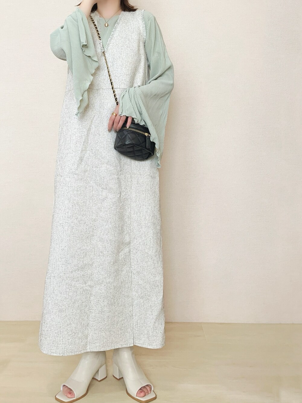 ホワイト系のワンピースを着用したレディースの春コーディネートの2枚目の写真