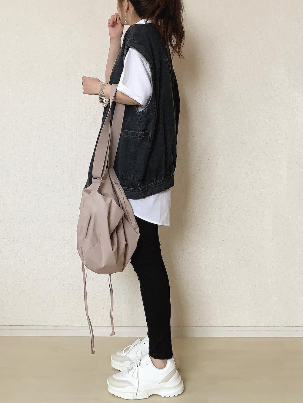 ホワイト系のシャツ/ブラウス、ブラック系のデニムパンツを着用したレディースの春コーディネートの3枚目の写真