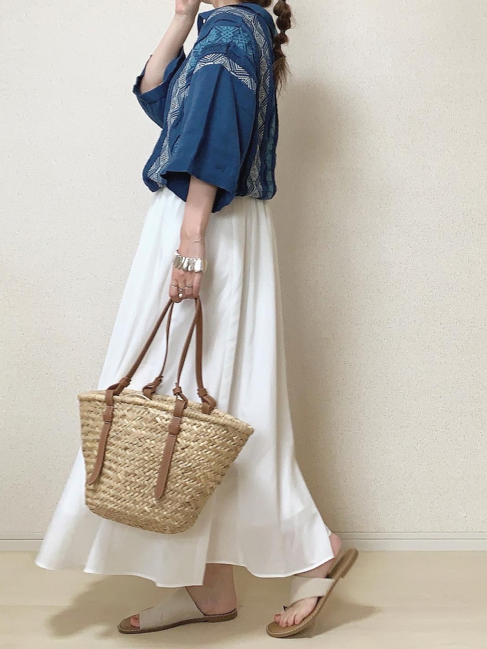 ブルー系のポロシャツを着用したレディースの夏コーディネートの2枚目の写真