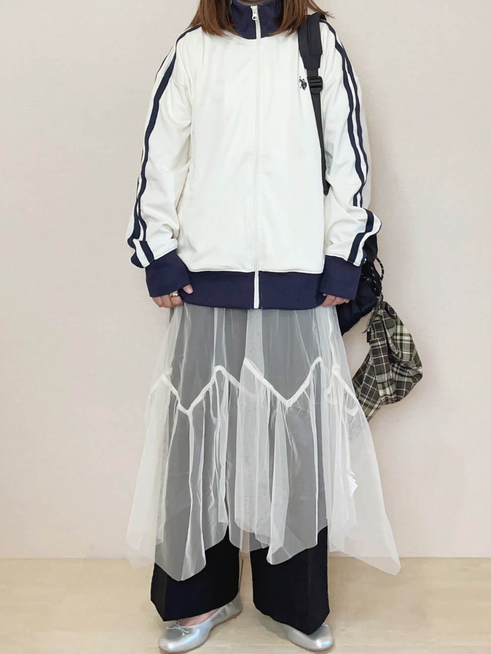 ホワイト系のジャージ、その他のTシャツ/カットソー、ホワイト系のワンピースを着用したレディースの夏コーディネートの2枚目の写真