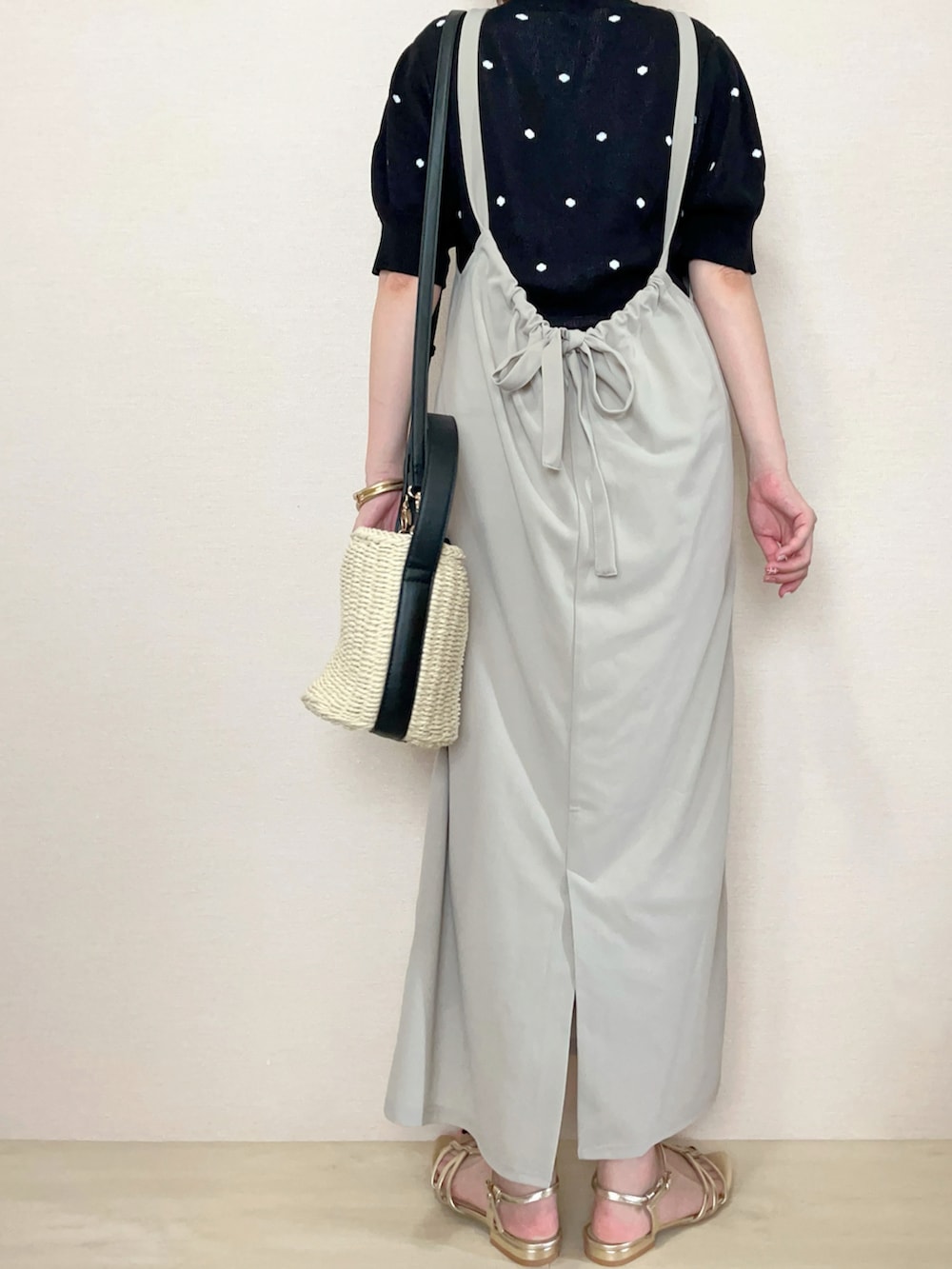 ベージュ系のワンピース、ブラック系のTシャツ/カットソーを着用したレディースの夏コーディネートの3枚目の写真
