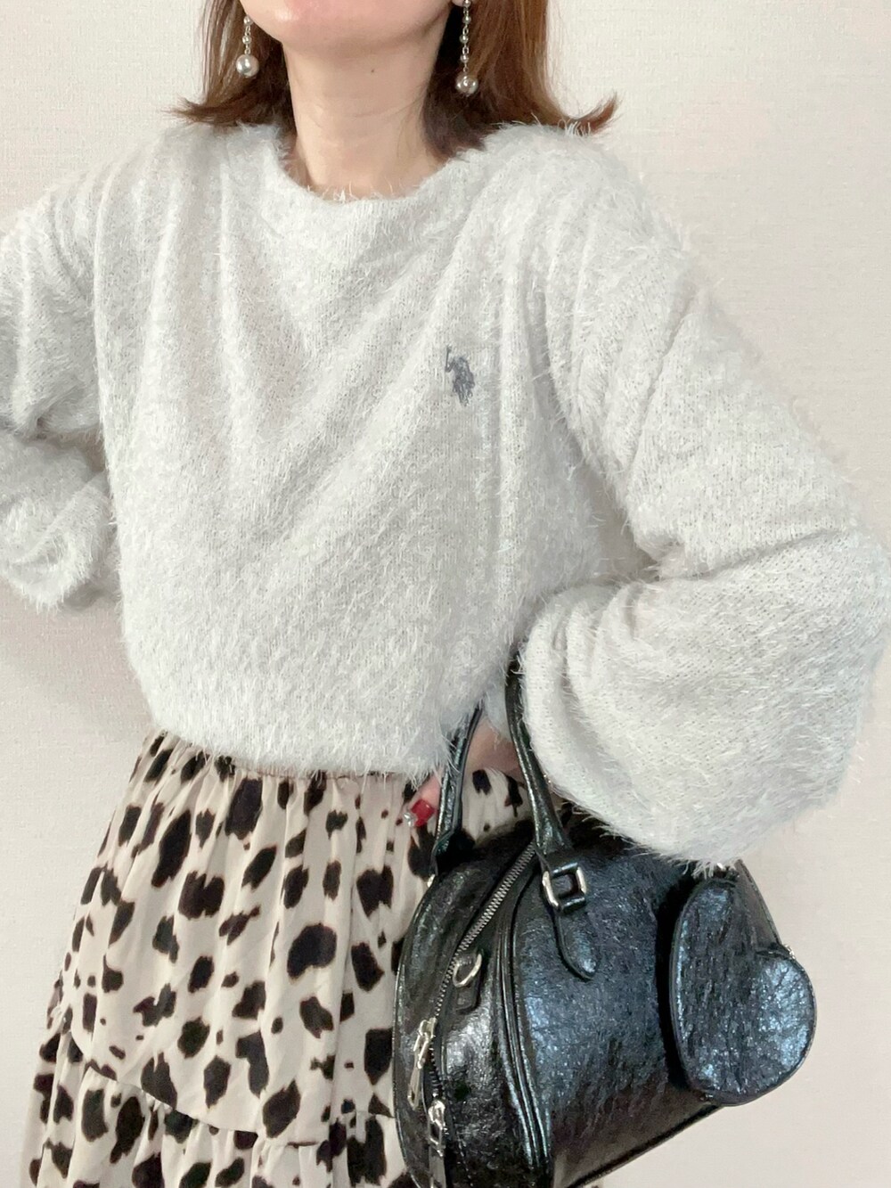 グレー系のニット/セーター、ベージュ系のスカートを着用したレディースの秋コーディネートの5枚目の写真