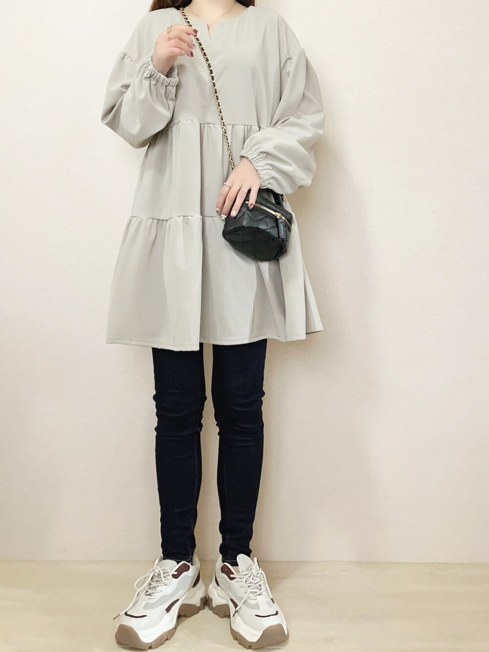 グレー系のシャツ/ブラウス、ブラック系のブーツを着用したレディースの冬コーディネートの2枚目の写真