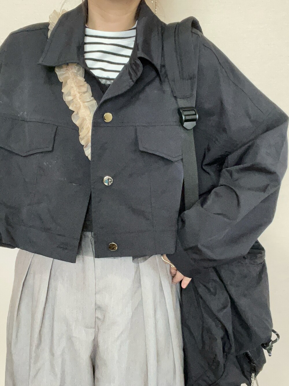 ブラック系のシャツ/ブラウス、グレー系のその他パンツを着用したレディースの秋コーディネートの4枚目の写真