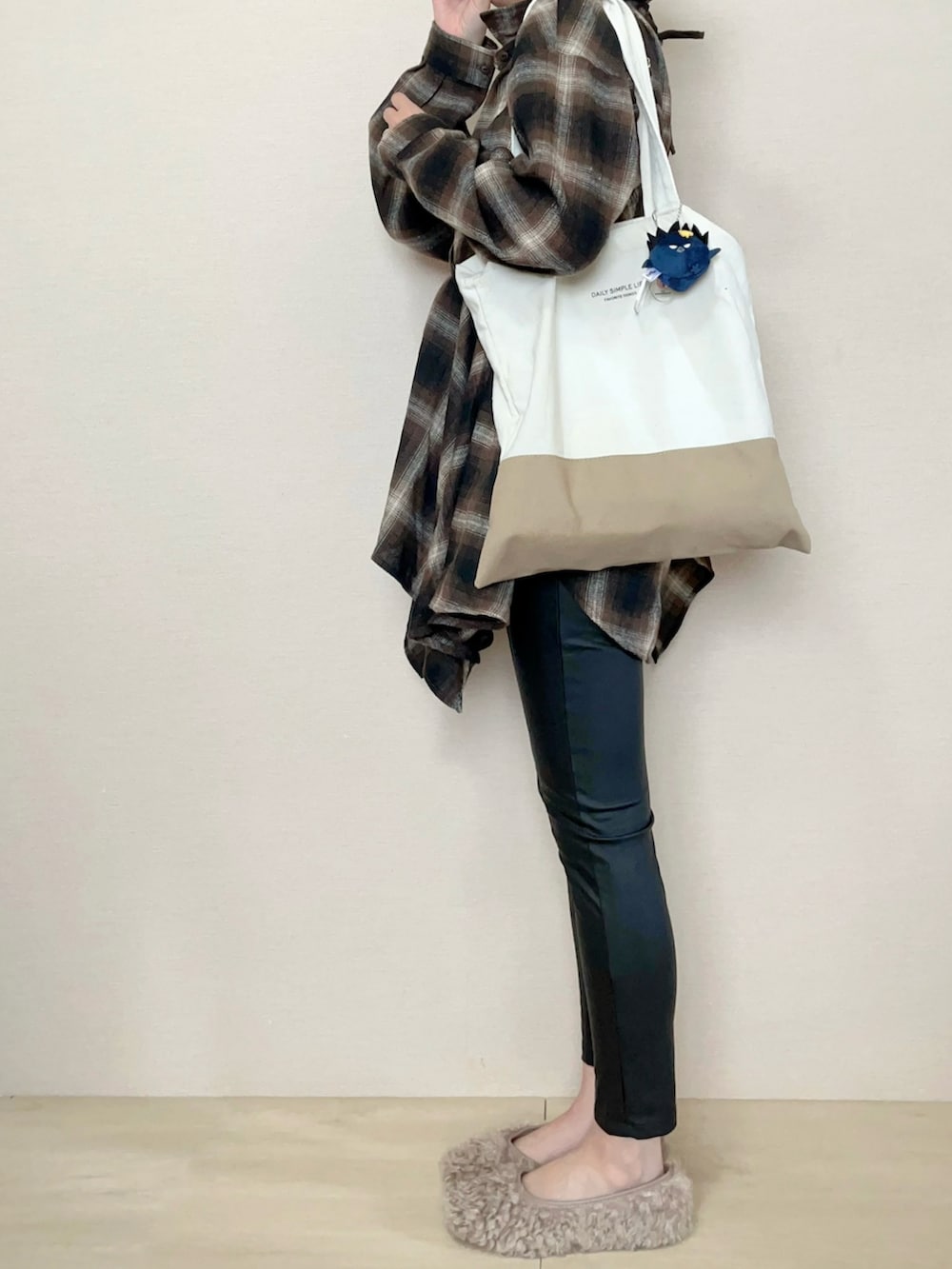 ベージュ系のバレエシューズを着用したレディースの秋コーディネートの2枚目の写真