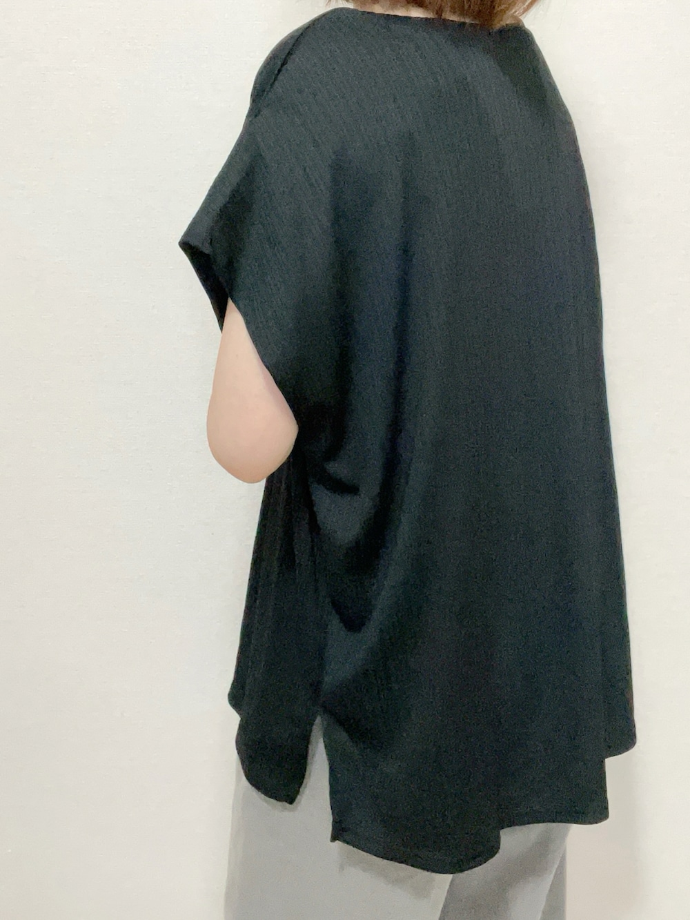 ブラック系のTシャツ/カットソー、その他のネックレスを着用したレディースの夏コーディネートの3枚目の写真