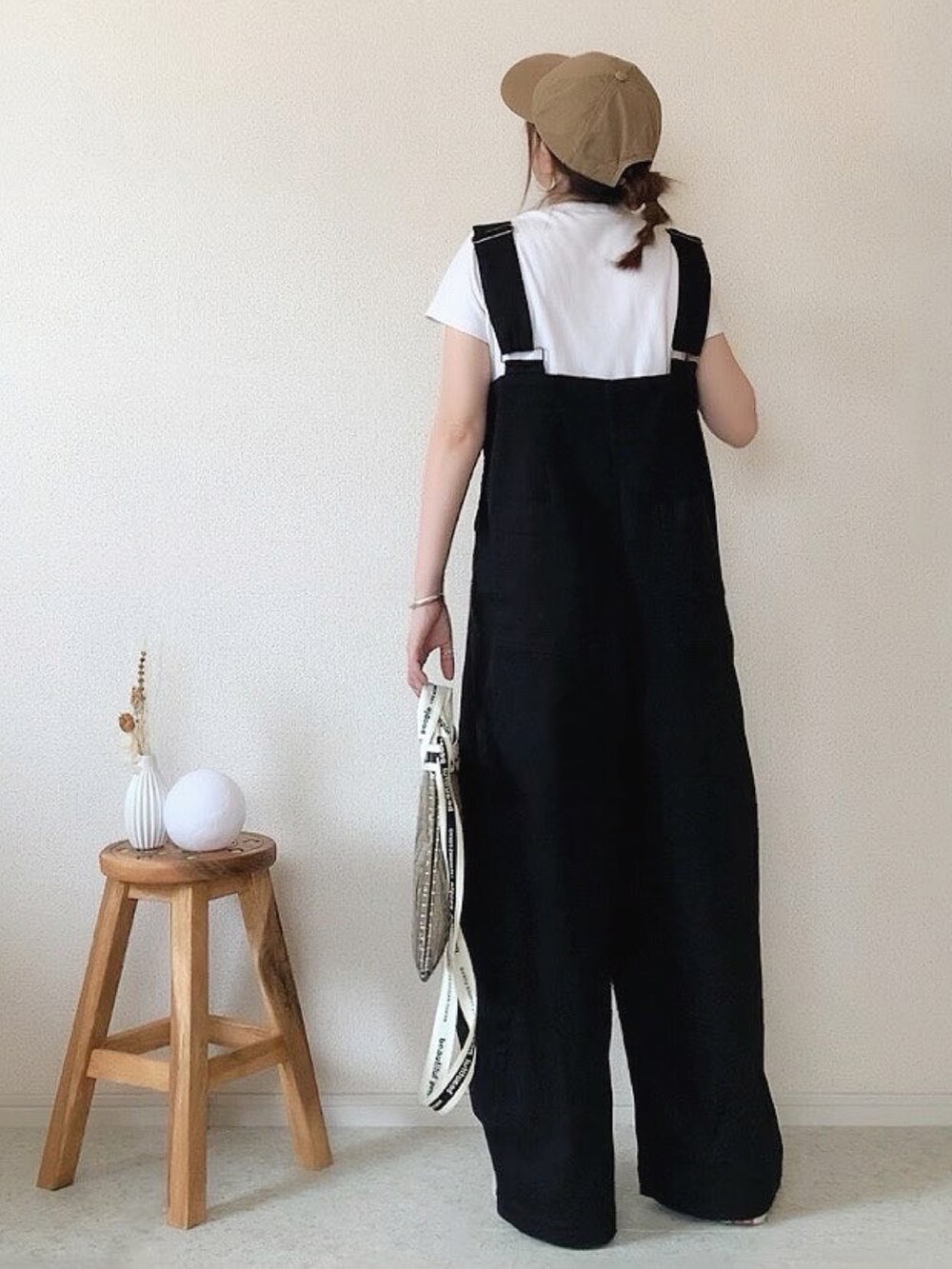 ブラック系のショルダーバッグ、ベージュ系のスニーカー、その他のシャツ/ブラウスを着用したレディースの夏コーディネートの3枚目の写真