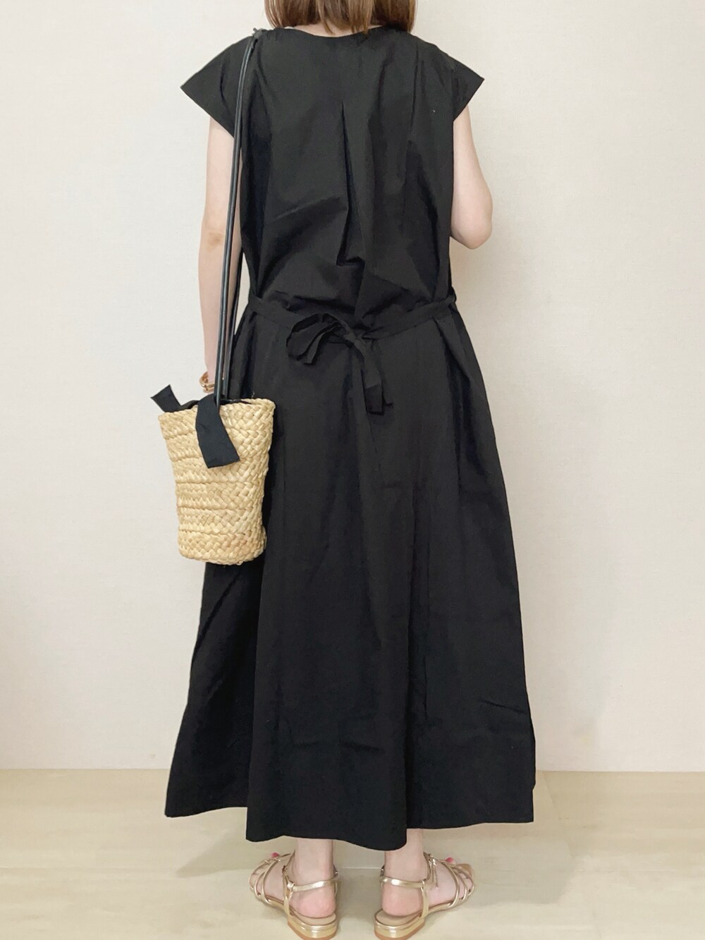 ブラック系のワンピースを着用したレディースの春コーディネートの3枚目の写真