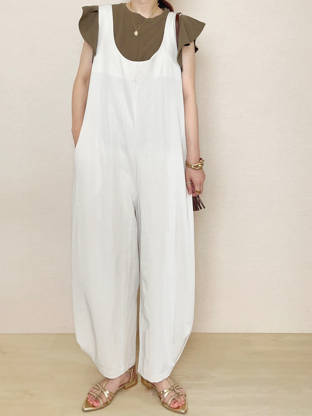 ホワイト系のサロペット/オーバーオールを着用したレディースの夏コーディネートの2枚目の写真