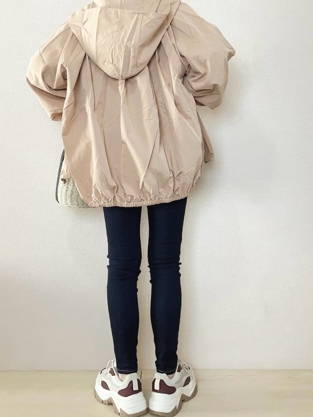 ベージュ系のブルゾン、ブラック系のカーディガン/ボレロを着用したレディースの春コーディネートの3枚目の写真