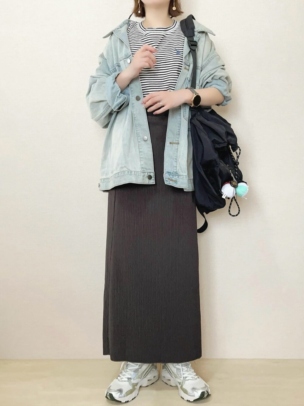 グレー系のスカート、ホワイト系のTシャツ/カットソーを着用したレディースの春コーディネートの2枚目の写真