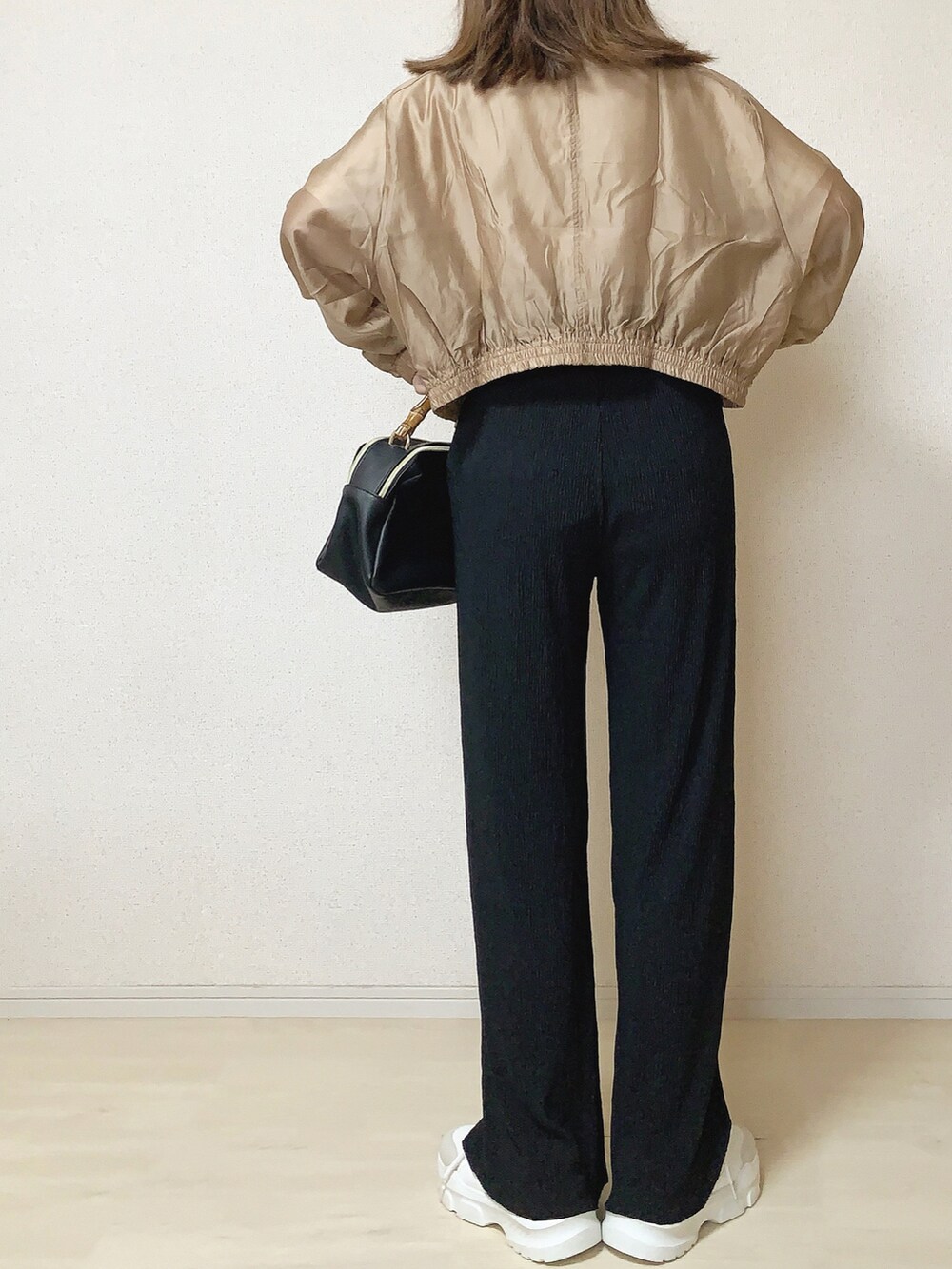 ベージュ系のブルゾン、ブラック系のその他パンツ、その他のTシャツ/カットソーを着用したレディースの春コーディネートの3枚目の写真